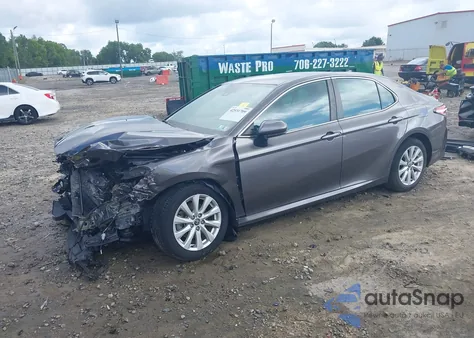 2020 Toyota Camry Le z USA, uszkodzony, nr VIN 4T1C11AK7LU972025